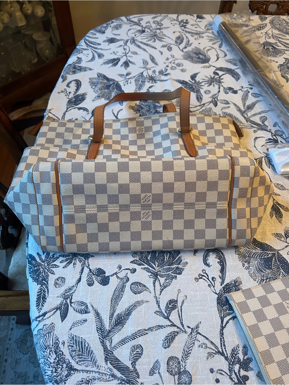 Louis Vuitton totally mm .. White and Beige Damier Azur Tote - Picture 9 of 12